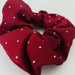 Rd scrunchie med sten